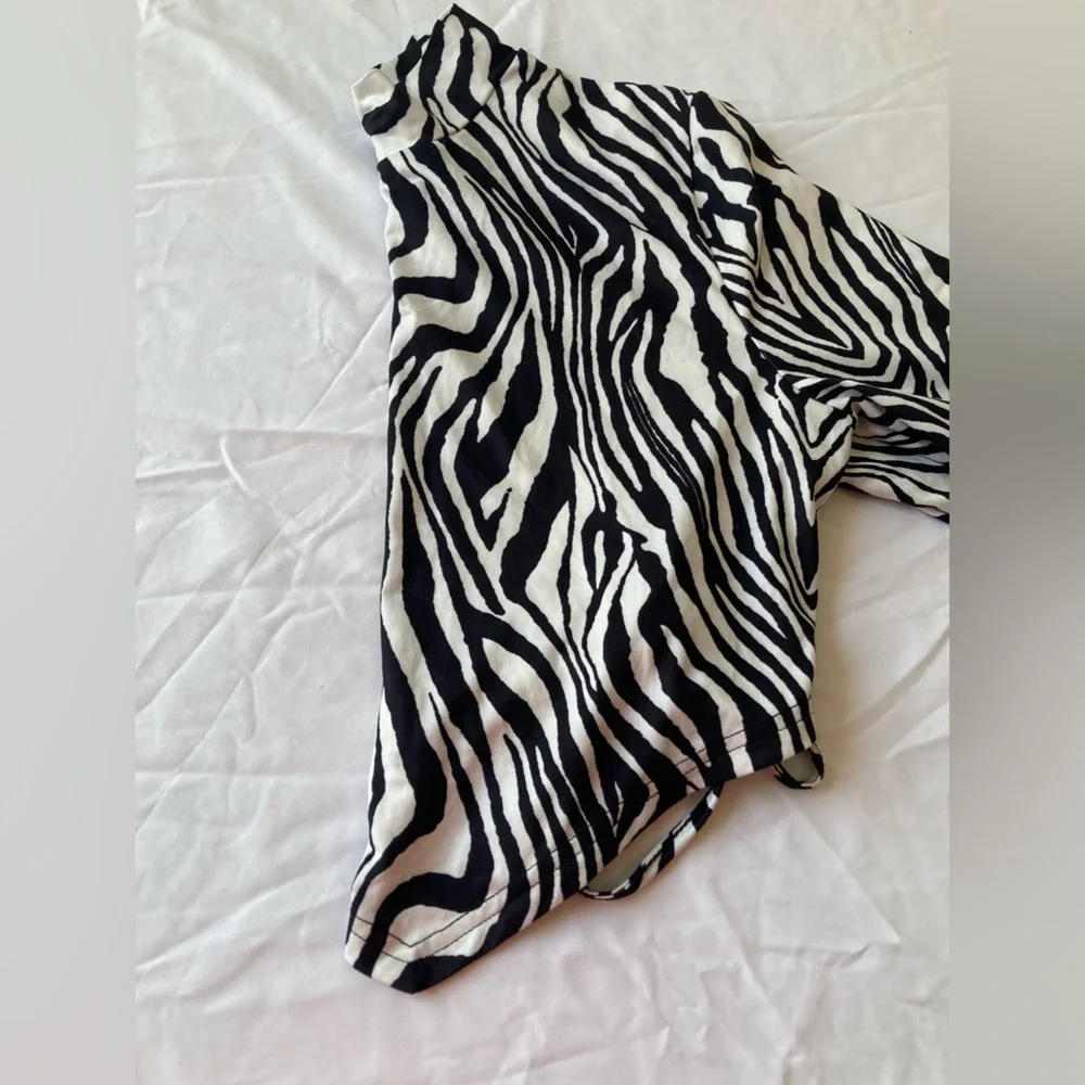 🔴 4/$12 NWOT Black & White Zebra Print Backless Crop Top Size Large - Picture 9 of 11